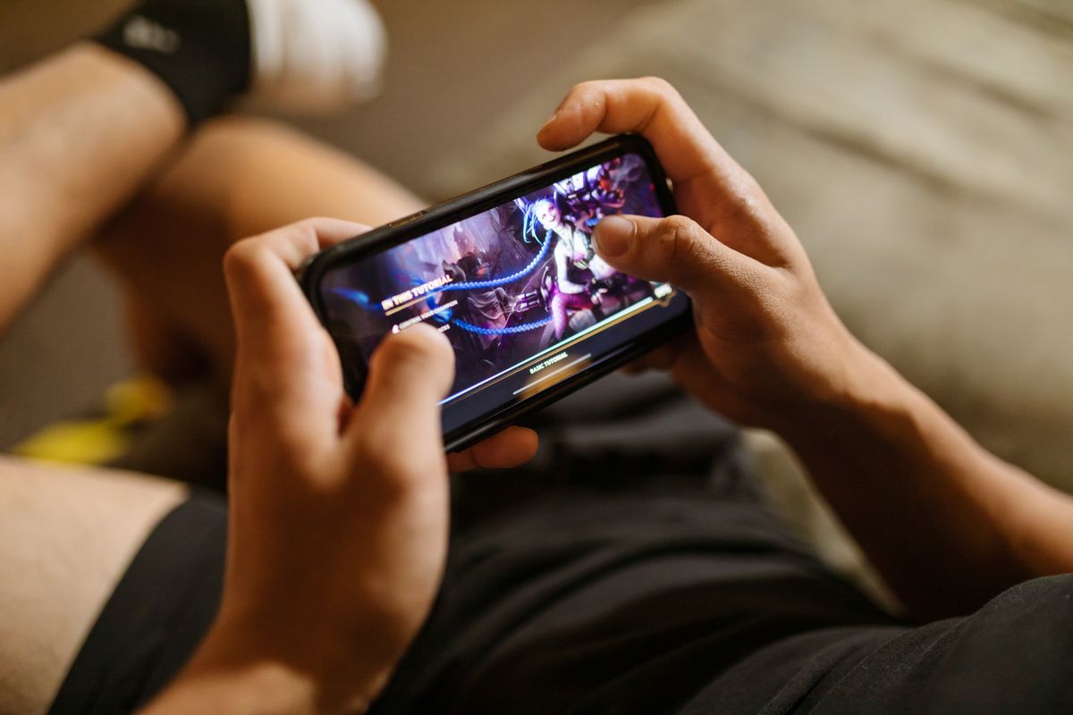 Pengguna bermain game di ponsel cerdas