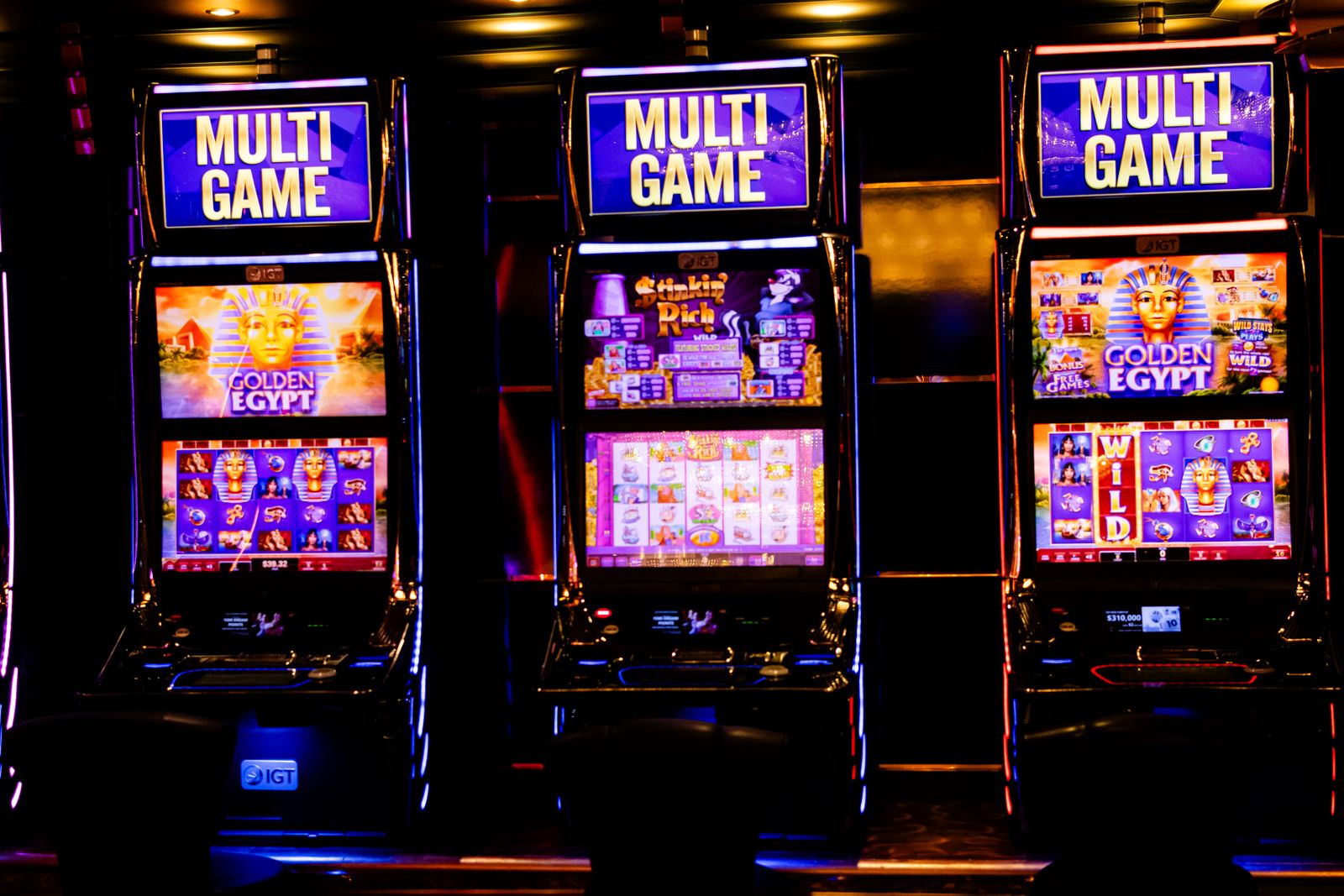 Mesin slot kasino dengan lampu cerah